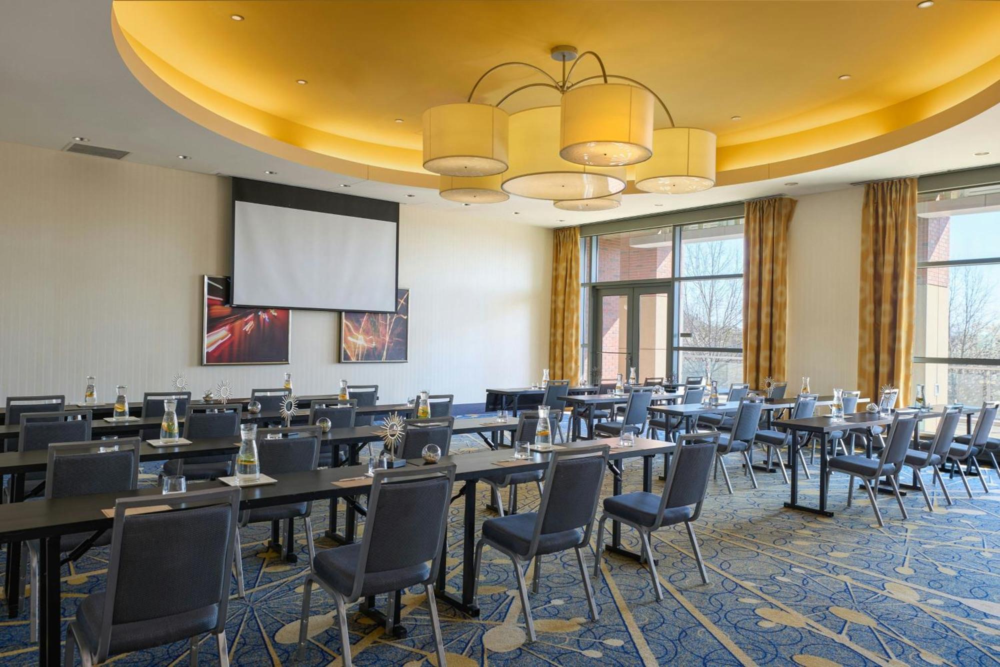 Renaissance Arlington Capital View Hotel Exterior photo